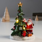 Сувенир полистоун свет "Дед Мороз у нарядной ёлочки" 11х9,5х14,5 см - фото 10957038