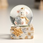 Сувенир полистоун водяной шар "Белый миша с ёлочкой в подарке" золото/серебро 4,5х4,5х6,5 см - Фото 1