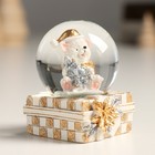 Сувенир полистоун водяной шар "Белый миша с ёлочкой в подарке" золото/серебро 4,5х4,5х6,5 см - Фото 2