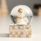 Сувенир полистоун водяной шар "Белый миша с ёлочкой в подарке" золото/серебро 4,5х4,5х6,5 см - Фото 3