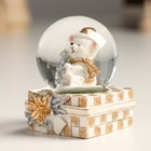 Сувенир полистоун водяной шар "Белый миша с ёлочкой в подарке" золото/серебро 4,5х4,5х6,5 см - Фото 4