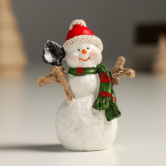 Сувенир полистоун "Снеговик в красной шапке, с лопатой" 5,5х3х7,5 см - Фото 1
