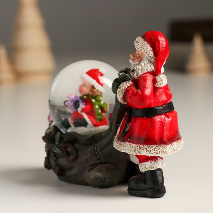 Сувенир полистоун водяной шар "Дед Мороз с мешком подарков и помощницей" 10,5х6х8,5 см