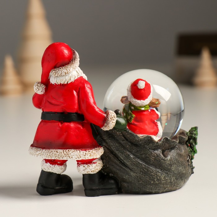 Сувенир полистоун водяной шар "Дед Мороз с мешком подарков и помощницей" 10,5х6х8,5 см