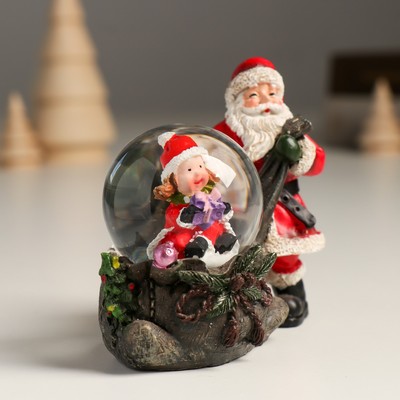 Снежный шар новогодний стеклянный «Дед Мороз с мешком подарков и помощницей», 10.5×6×8.5 см
