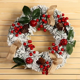 Венок новогодний d- 29 см "Уютная сказка" ягоды на веточках шишки снег