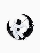 Брошь «Космонавт» на луне, цвет чёрно-белый - Фото 1