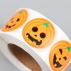 Наклейка бумага "Хэллоуин. Тыковки" d=2,5 см 500 шт в рулоне 3х6,5х6,5 см - фото 25620706