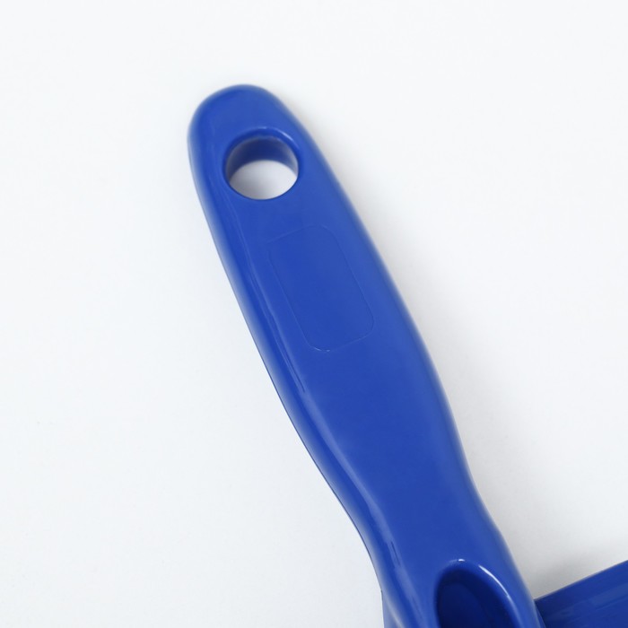 Пуходерка пластиковая мягкая с закругленными зубьями, малая, 6 х 13,5 см, бело-синяя