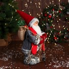 Дед Мороз "В длиной шубе, с фонариком" 28 см, красный - фото 3299272