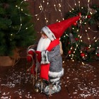 Дед Мороз "В длиной шубе, с фонариком" 28 см, красный - Фото 4