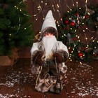 Дед Мороз "В клетчатом жилете, с фонариком" 28 см, серо-белый - фото 320125120