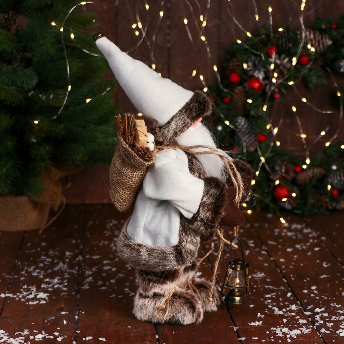 Дед Мороз "В клетчатом жилете, с фонариком" 28 см, серо-белый - фото 1909304167