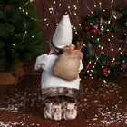 Дед Мороз "В клетчатом жилете, с фонариком" 28 см, серо-белый - Фото 3