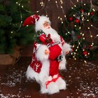 Дед Мороз "С коробками подарком и фонариком" 31 см, красный - Фото 2