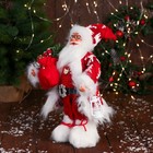 Дед Мороз "С коробками подарком и фонариком" 31 см, красный - фото 3910418