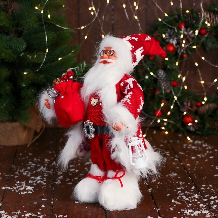 Дед Мороз "С коробками подарком и фонариком" 31 см, красный