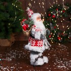 Дед Мороз "В костюме с орнаментом, лыжами и веточками" 31 см, красно-белый - фото 3299284