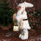 Дед Мороз "С подарками и в ремешке" 50 см, бело-золотой - Фото 4