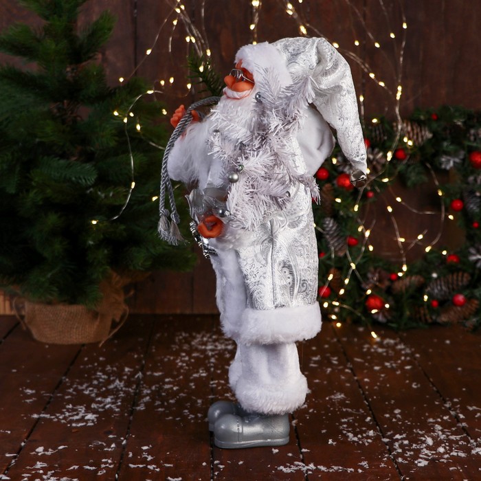Дед Мороз "С ёлочкой с шариками и подарками" 50 см, серебро