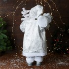 Дед Мороз "С ёлочкой с шариками и подарками" 60 см, серебро - фото 3910425