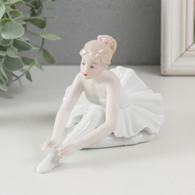 Сувенир керамика "Балерина в белой пачке - подготовка к репетиции" 10х15х9,5 см