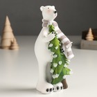 Сувенир полистоун "Белый медведь в шарфике несёт ёлочку" 8х5,5х19 см - фото 22879920