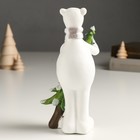 Сувенир полистоун "Белый медведь в шарфике несёт ёлочку" 8х5,5х19 см - фото 22879921