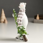 Сувенир полистоун "Белый медведь в шарфике несёт ёлочку" 8х5,5х19 см - фото 22879922