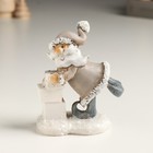 Сувенир полистоун "Дед Мороз - Весельчак в бежевом, с ёлкой/подарками" МИКС 4х6,5х10 см - фото 22880087