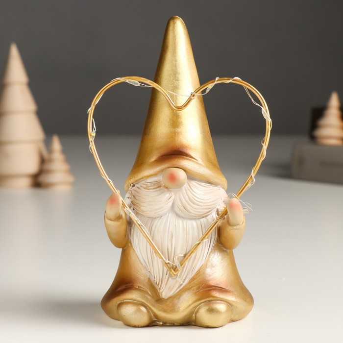Сувенир полистоун свет "Дед Мороз в золотом наряде, с сердцем" 6,5х9х16 см