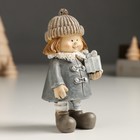 Сувенир полистоун "Малышка в пальто с подарком" стоит  5х4,5х11 см - фото 24643481