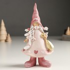 Сувенир полистоун "Малышка в розовом, в колпаке-шапке, с мешком подарков" 6х9х16 см - фото 300789953