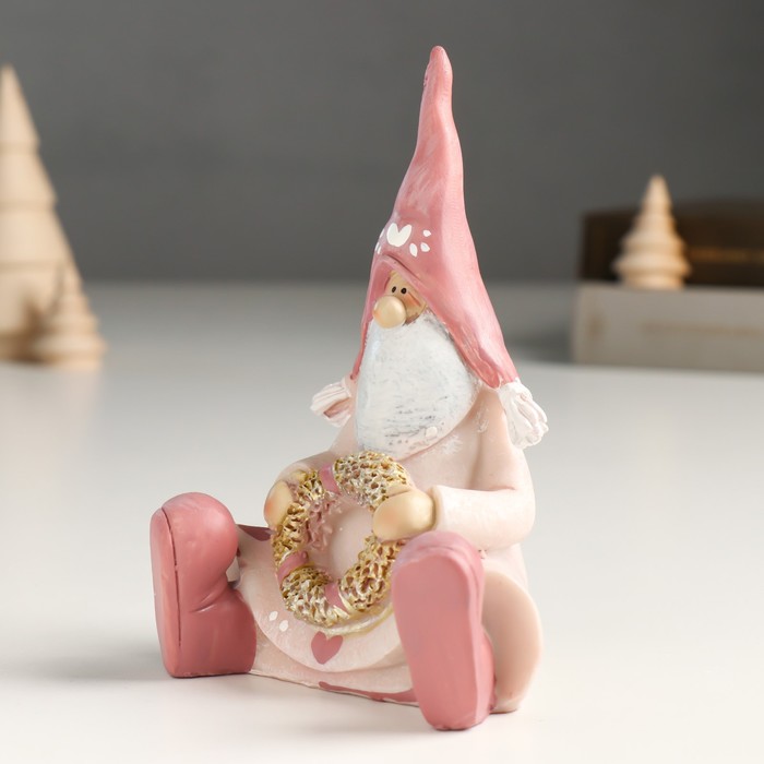 Сувенир полистоун "Дед Мороз в розовом наряде с золотым веночком, сидит" 6х9х16 см