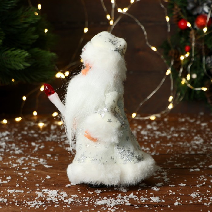 Дед Мороз "В узорчатой шубке с фонариком" 19 см, серебро