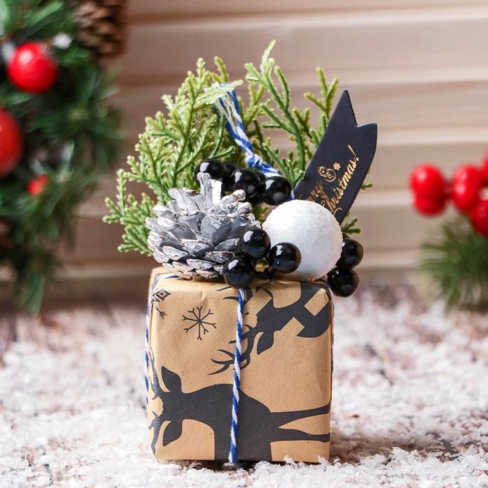 Ёлочная игрушка «Новогодний подарок» 9×11 см, бежевый - Фото 1