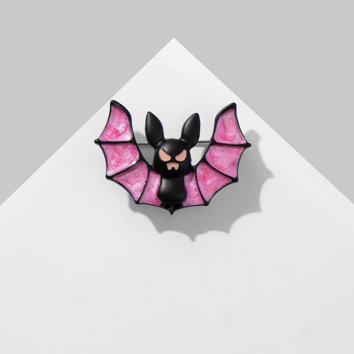 Брошь "Хеллоуин" летучая мышь, цвет матовый чёрно-розовый в сером металле