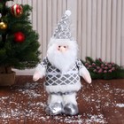 Мягкая игрушка "Дед Мороз в костюме с ремешком, длинные ножки" стоит, бело-серый - Фото 2
