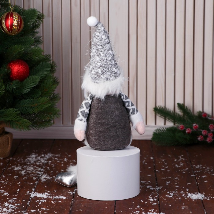 Мягкая игрушка "Дед Мороз в костюме с ремешком" 15х39 см, бело-серый - фото 1926834695