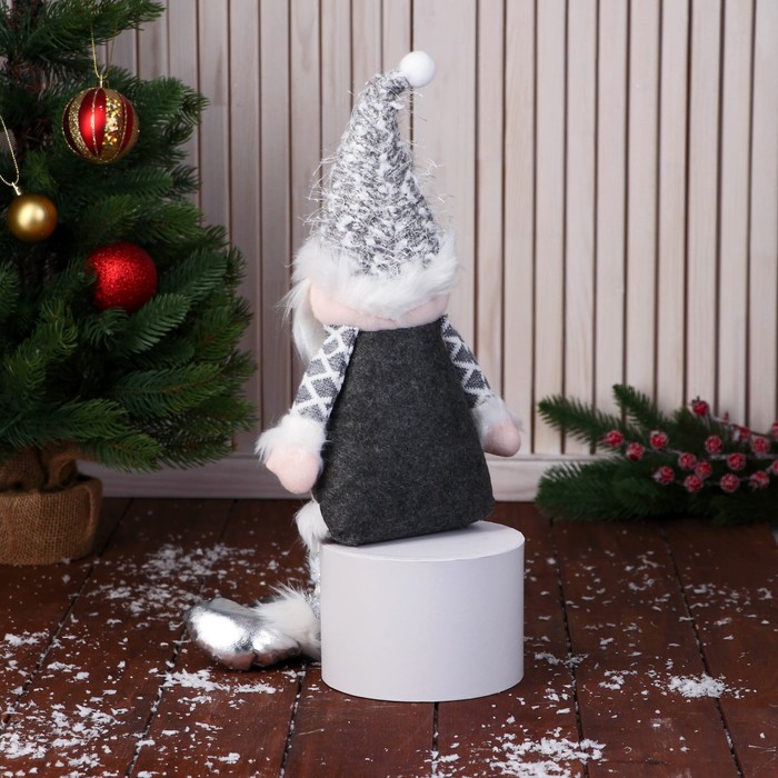 Мягкая игрушка "Дед Мороз в костюме с ремешком, ножки-бусинки" 15х39 см, серый