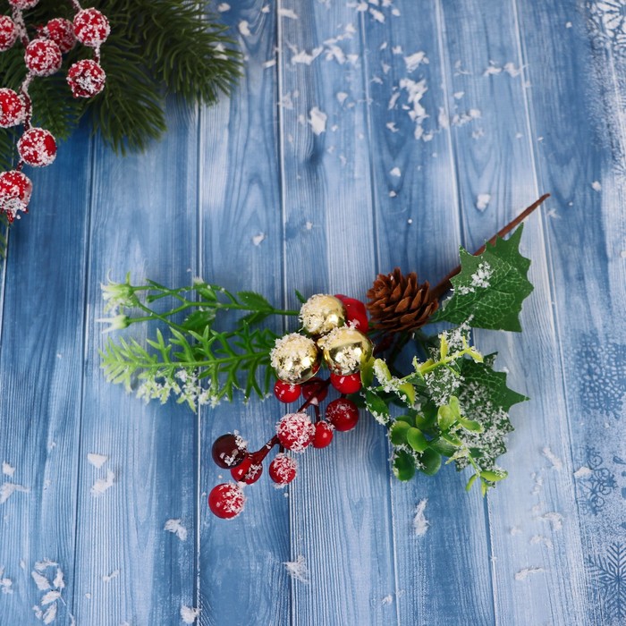 Декор "Зимние грезы" ягоды веточки листья шишка, 19 см - Фото 1