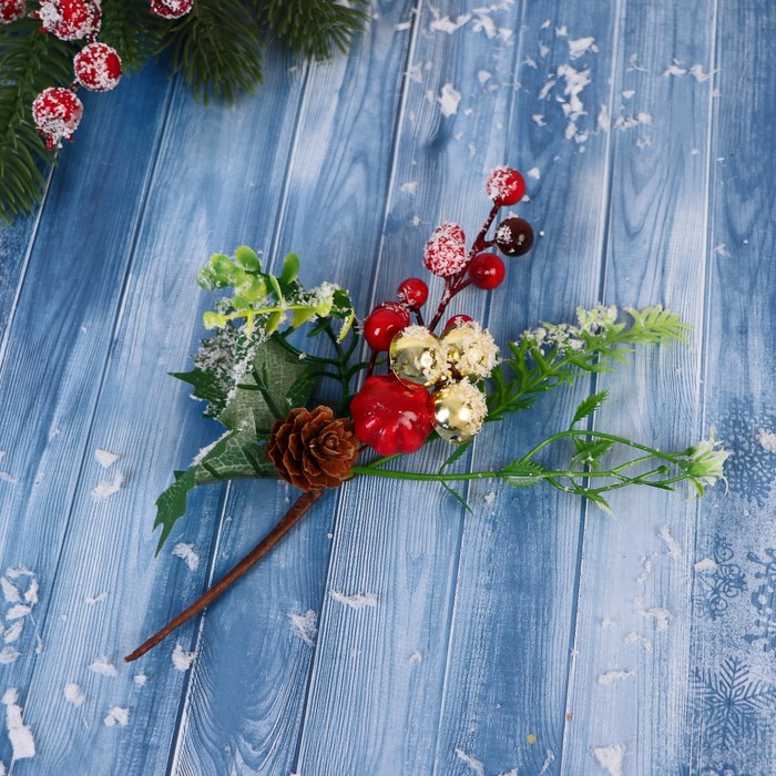Декор "Зимние грезы" ягоды веточки листья шишка, 19 см