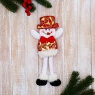 Мягкая подвеска "Снеговик в блестящем костюмчике, длинные ножки" 8х26 см, красный - фото 320214811