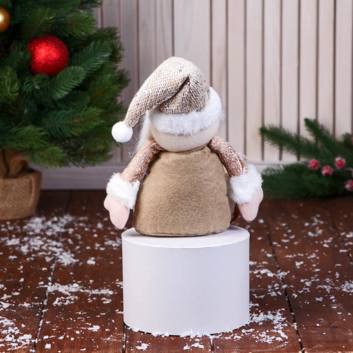 Мягкая игрушка "Дед Мороз в вязаном колпаке" сидит, 15х22 см, золотисто-коричневый - фото 1907867838
