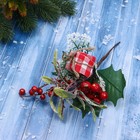 Декор "Зимние грезы" подарок в клетку листья ягоды, 20 см - фото 3092808
