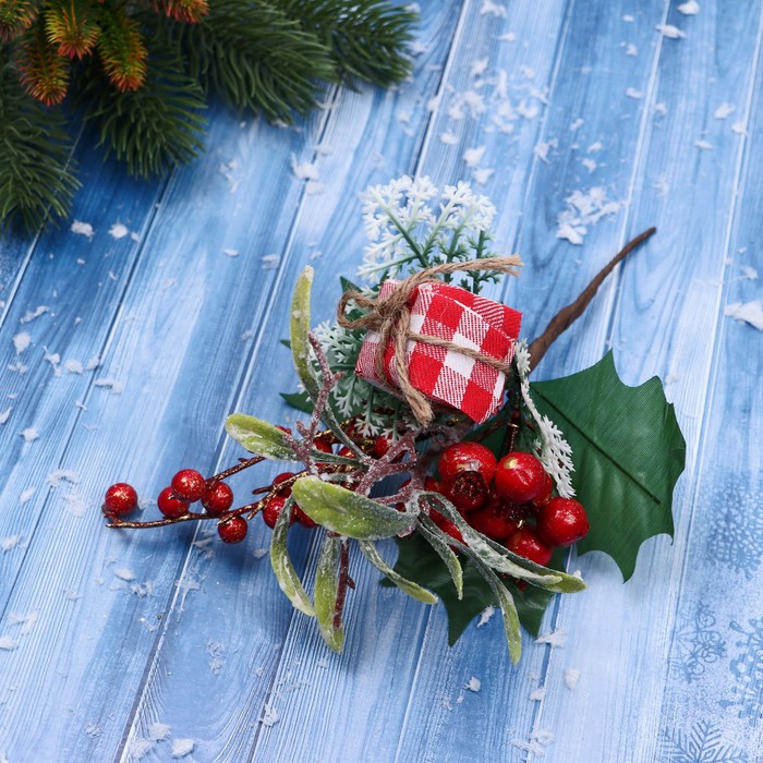 Декор "Зимние грезы" подарок в клетку листья ягоды, 20 см - Фото 1