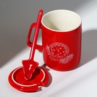 Кружка керамическая с ложкой и крышкой «Время чудес», 400 мл, цвет красный - Фото 5