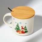 Кружка керамическая с крышкой и ложкой «Зимняя нежность», 470 мл, цвет бежевый - фото 24518877