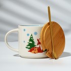 Кружка керамическая с крышкой и ложкой «Зимняя нежность», 470 мл, цвет бежевый - фото 24518880