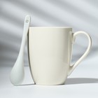 Новый год. Кружка керамическая с ложкой «Ёлочка», 310 мл, цвет белый - фото 23104259